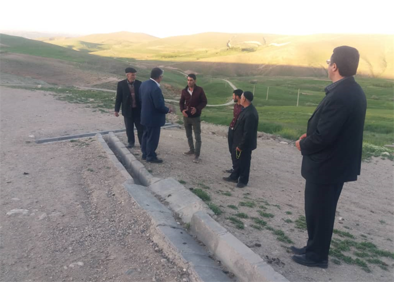 حضور بخشدار مرکزی ماه نشان در روستای بیانلو و دیدار با اعضای شورای اسلامی و دهیار این روستا