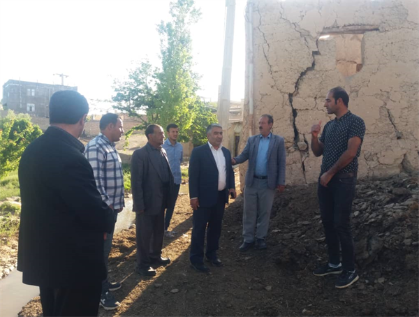 حضور بخشدار مرکزی ماه نشان در روستای میانج و دیدار با اعضای شورای اسلامی و دهیار این روستا