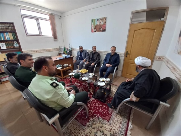 دیدار و گفتگوی دکتر رفیعی معاون سیاسی ، امنیتی و اجتماعی استاندار زنجان با امام جمعه شهرستان ماه نشان