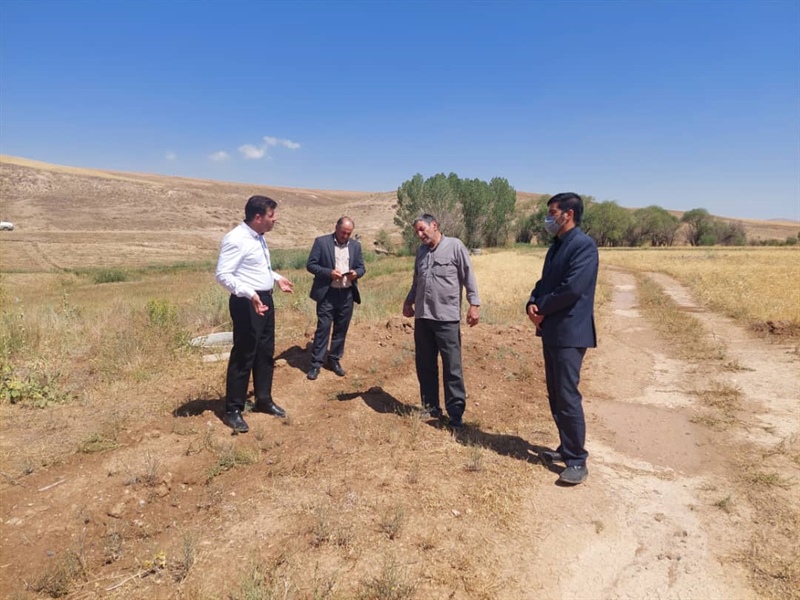 حضور سرپرست بخشداری مرکزی ومعاونت محترم  فرمانداری ورئیس محترم جهاد کشاورزی در روستای باریکاب جهت بررسی خسارت واردشده به کشاورزان ومحصولات باغی