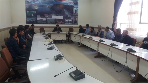 حضور ودیدار جمعی از اهالی روستای اغلبیک سفلی با بخشدار مرکزی برای بررسی مشکلات آب ودهیاری روستا