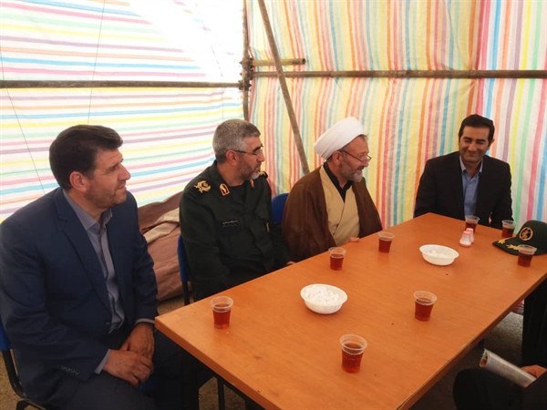 حضور وبازدیدآقای مهندس اسکندری بخشدار مرکزی شهرستان ایجرود از موکب هیات رزمندگان اسلام در سه راهی سعیدآباد