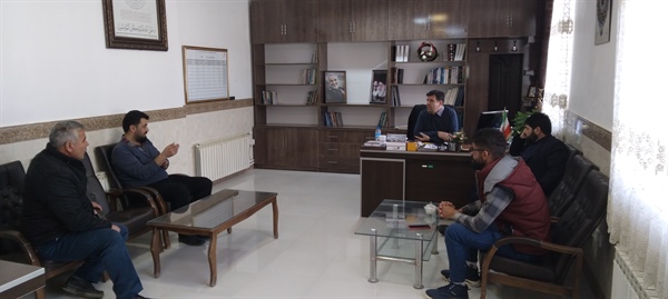 جلسه بخشداربخش مرکزی با دهیار محترم روستای احمدکندی و معتمدین روستا درخصوص برخی از مشکلات روستا درمحل بخشداری بخش مرکزی