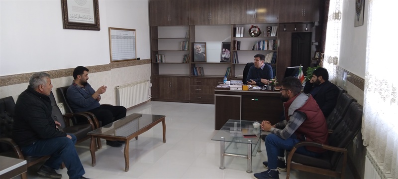 جلسه بخشداربخش مرکزی با دهیار محترم روستای احمدکندی و معتمدین روستا درخصوص برخی از مشکلات روستا درمحل بخشداری بخش مرکزی