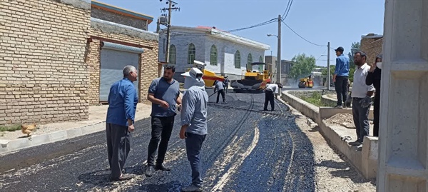 بازدید مهندس فرجی نیا کارشناس فنی بخشداری از پروژه آسفالت ریزی روستای قره سعید