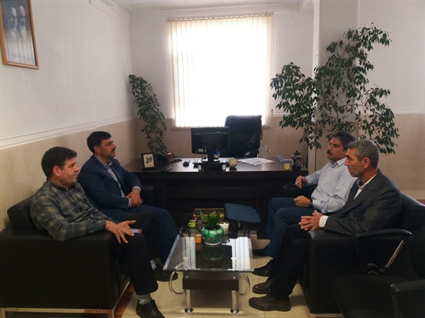 جلسه بخشدار مرکزی جناب آقای اسکندری در معیت رئیس دفتر نماینده محترم جناب آقای حسنلو با مدیر محترم بنیاد مسکن شهرستان در خصوص مشکلات طرح هادی روستاهای بخش مرکزی