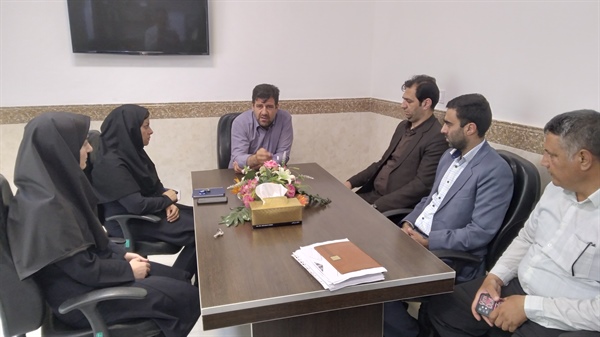 جلسه بخشدار مرکزی جناب آقای مهندس اسکندری با رئیس محترم پست بانک شعبه دارالقرآن آقای فرزین ومسئولین مالی ونماینده دهیاران بخش مرکزی در خصوص مشکلات بانکی دهیاریهای بخش