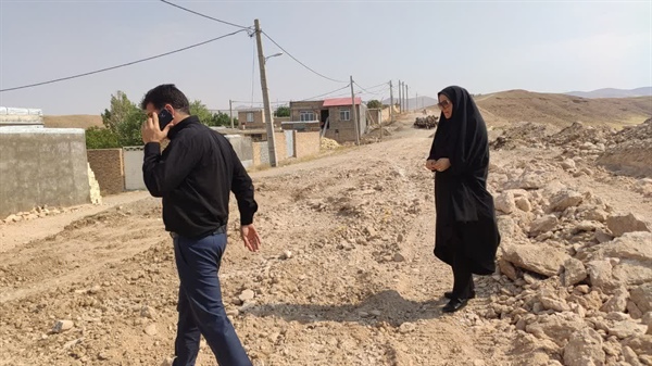 بازدید بخشدار بخش مرکزی جناب آقای مهندس اسکندری وکارشناس فنی( خانم اسکندری ) از پروژه بهسازی و جدول گذاری معابر روستای چاپوق