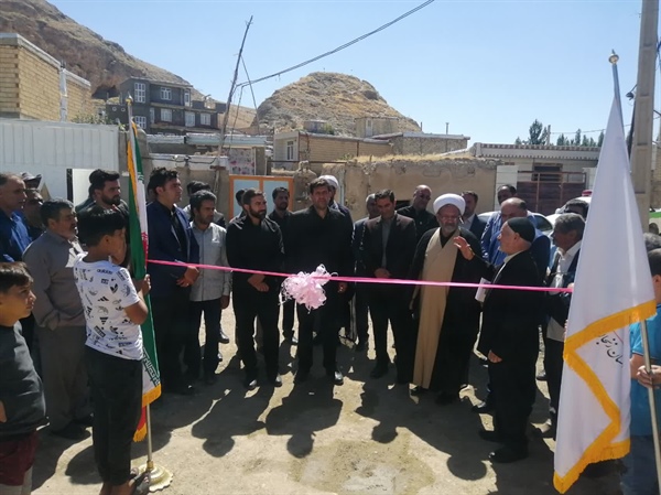 به مناسبت هفته دولت افتتاح کانال نهر کشاورزی، جدول گذاری  و زیر سازی معابر عمومی در روستای گلابر با حضورفرماندار محترم وامام جمعه محترم شهرستان و بخشدار بخش مرکزی شهرستان ایجرود و مدیران شهرستانی