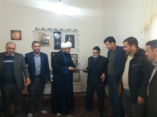 دیدار بخشدار مرکزی ومسئولین شهرستان با خانواده شهدا وایثارگران در روستای قارختلو در سومین روز از دهه فجر