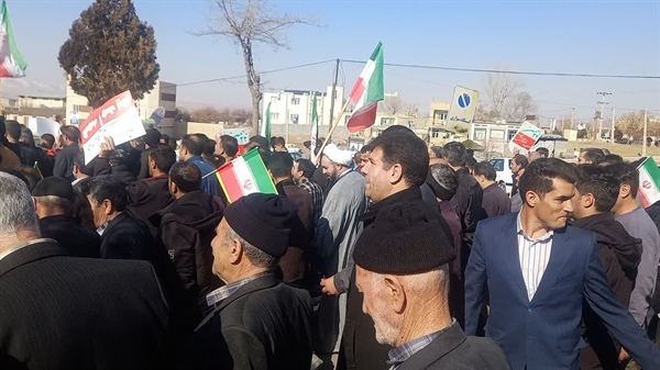 حضور بخشدار مرکزی جناب آقای مهندس اسکندری وکارکنان ودهیاران روستاهای بخش مرکزی در راهپیمایی ۲۲ بهمن در شهرستان