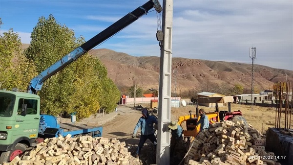 جا به جایی 57 تیر برق از معابر به کنار خیابان در روستای خوئین