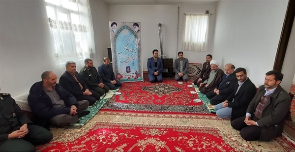 دیدار با خانواده شهید والا مقام روح اله حقی توسط مسئولین شهرستان