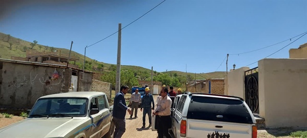 جابجایی تیر چراغ برق های وسط معبر در روستای خوئین