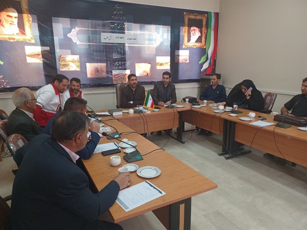 نشست  و دوره آموزشی  دهیاران محترم  در روز  پنجشنبه  مورخه ۱۴۰۲/۰۴/۲۹ با حضور جناب  سروان ناصری از پلیس مبارزه با مواد مخدر  و جناب اقای  هاشمی رئیس  هلال احمر جهت  آموزش فوریت های پزشکی،  جناب  آقای