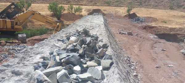 ادامه ساخت سیل بند روستای سفید کمر