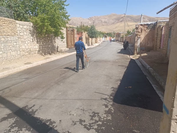 تحویل موقت آسفالت ریزی معابر عمومی روستای صائین بخش حلب در حضور دهیار محترم روستا و نماینده پیمانکار شرکت کاچا گستر غرب به حجم ۵۶۸۵ متر مربع
