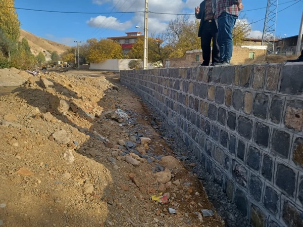 اجرای دیوار سنگی حفاظتی روستای قوریه بخش حلب به حجم ۳۵ متر مکعب