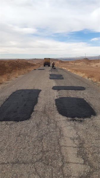 اجرای پروژه لکه گیری آسفالت جاده روستای چولچه قشلاق از توابع  بخش حلب.