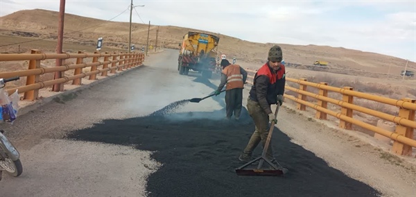 لکه گیری و آسفالت ریزی ورودی روستای ینگی کند جامع السرا از توابع بخش حلب.