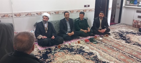 دیدار با خانواده محترم و معزز شهید فرهاد احمدی با حضور جناب آقای مهندس جعفری فرماندار محترم شهرستان ایجرود،حاج آقا زرینه امام جمعه محترم شهرستان ایجرود، آقای عبدی بخشدار محترم بخش حلب
