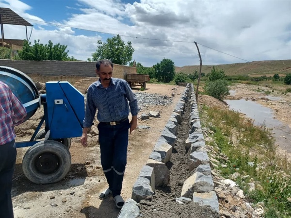 اجرای جانپناه سنگی دیوار حائل سنگی روستای چسب از توابع بخش حلب به طول ۴۰۰ متر.