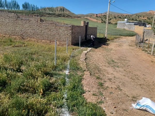 اجرای جدولگذاری معابر عمومی روستای سفید کمر از توابع بخش حلب به طول ۵۰۰ متر.