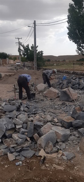 اجرای دیوار سنگی روستای چسب به حجم ۱۹۵ متر مکعب.