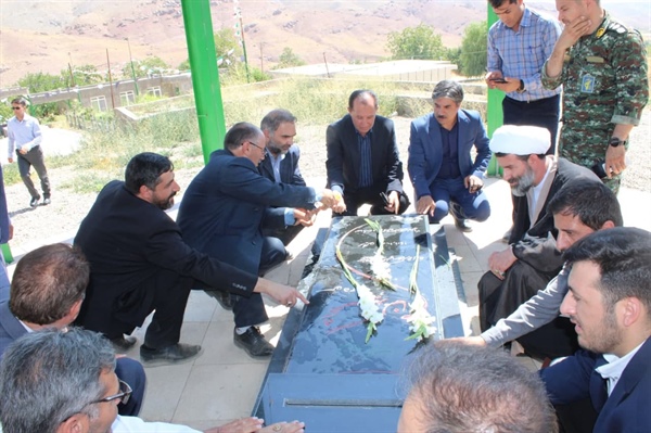 غبار روبی مزار شهدای روستای خوئین از توابع بخش حلب با حضور جناب آقای مهندس موسوی نماینده محترم شهرستان ایجرود