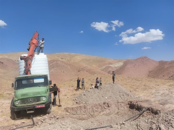 انتقال و نصب مخزن آب شرب روستای قوشچی از توابع بخش حلب.