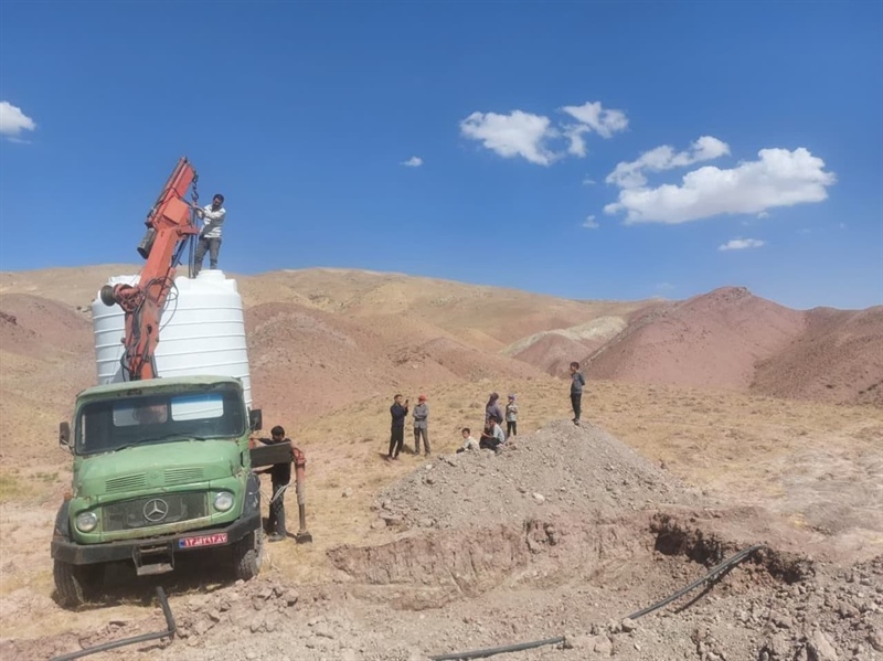 انتقال و نصب مخزن آب شرب روستای قوشچی از توابع بخش حلب.