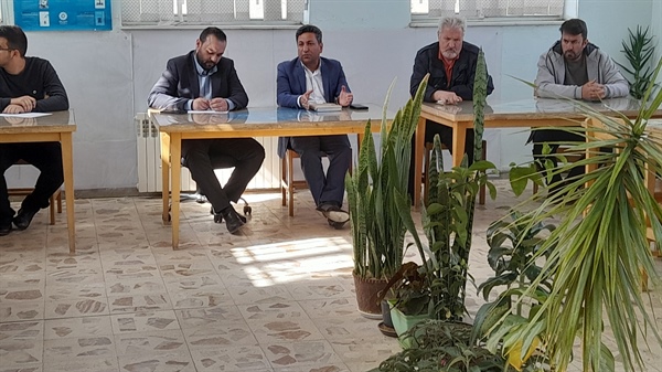 نشست بخشدارباغ حلی واهالی روستای گوزلدره با مسئولین معدن فولادخوزستان