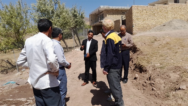 باقری بخشدار باغ حلی برای بررسی مشکلات از روستای سرخه دیزج بازدید کرد