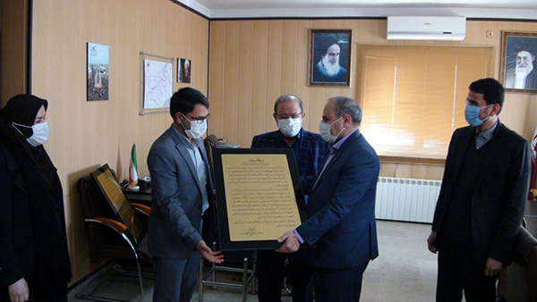 حضور دکتر شعوری، جانشین رئیس دانشگاه علوم پزشکی و خدمات درمانی، در امور اجتماعی جهت تقدیر و تشکر از آقای دکتر فتحی و حاج آقا مقدمی و آقای دکتر کرمی از بابت فعالیت بی دریغ در کنترل و پیشگیری بیماری کرو