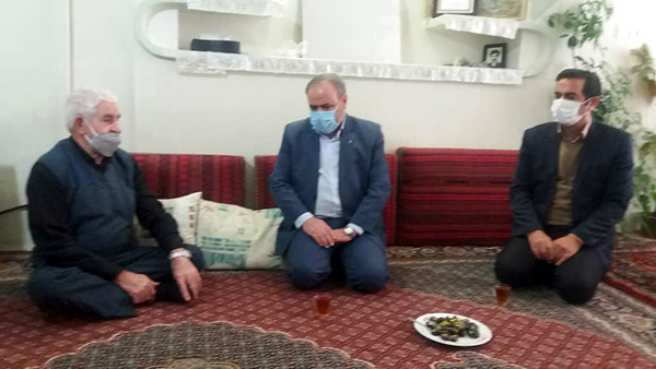 حضور دکتر فتحی، فرماندار شهرستان ایجرود و بخشدار مرکزی در منزل مرحوم ملکی که با اهدای اعضای جوان مرگ مغزی خود جان تازه ای به چند انسان  بخشیدند.