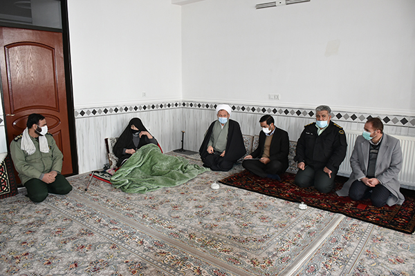 دیدار امام جمعه، فرماندار و جمعی از مسئولان شهرستان ایجرود با خانواد ه معزز شهید نظری در شهر زرین آباد