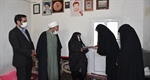 دیدار امام جمعه، فرماندار ایجرود و مدیر کل امور بانوان و خانواده استانداری زنجان با خانواده شهید آیت الله کاظمی در روستای احمد کندی