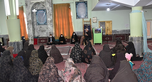 نشست بانوان فرش باف روستای بید گینه با فرماندار شهرستان ایجرود و مدیر کل امور بانوان و خانواده استانداری زنجان