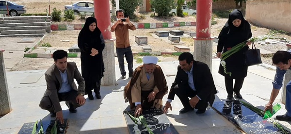 حضور امام جمعه و فرماندار شهرستان به همراه کارکنان بهزیستی در مزار شهدای شهر زرین آباد
