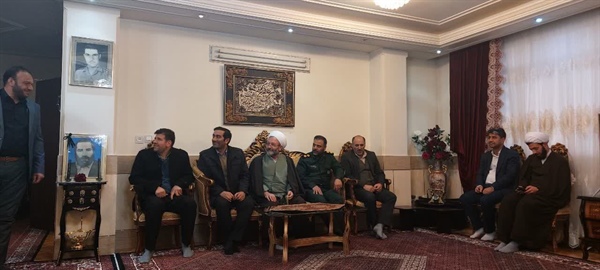 دیدار امام جمعه و فرماندار شهرستان با خانواده های معظم شهدا