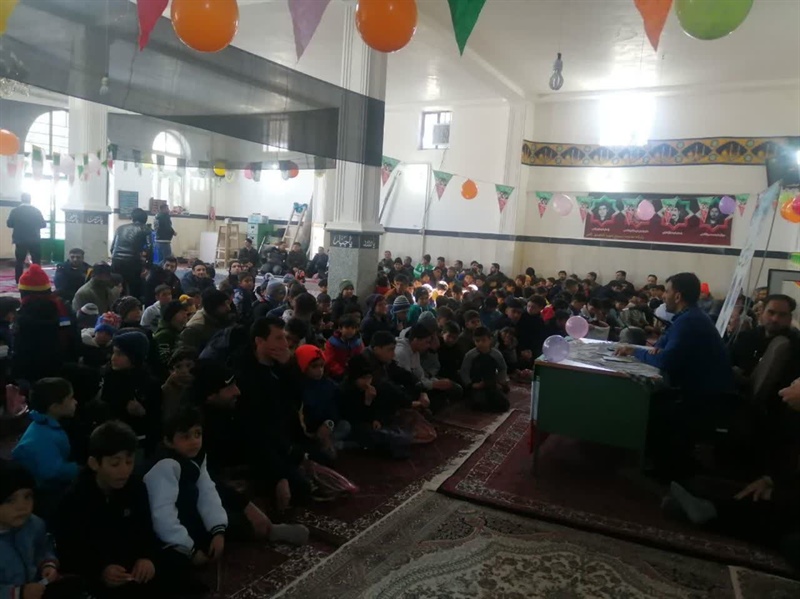 برگزاری برنامه پیاده روی خانوادگی و جشن انقلاب و گرامیداشت چهل و چهارمین سالگرد پیروزی انقلاب اسلامی در روستای گلابرب