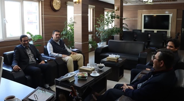 دیدار مهندس جعفری فرماندار شهرستان ایجرود ‌با مهندس خواجه ای مدیرکل بنیاد مسکن انقلاب اسلامی استان زنجان در راستای حل مشکلات موجود در حوزه عمران روستایی، تامین مسکن برای اقشار کم درآمد و‌ مقاوم سازی و