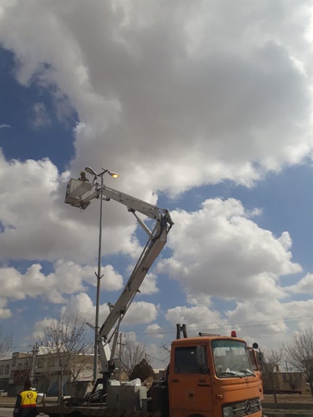 مانور اصلاح و سرویس روشنایی معابر با هدف تامین روشنایی مطلوب در سطح شهرهای زرین آباد ، حلب و مسیرهای عبوری مسافرین نوروزی