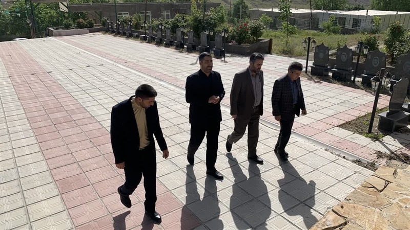 ادای احترام سرپرست فرمانداری ایجرود به مزار شهدای روستای خوئین