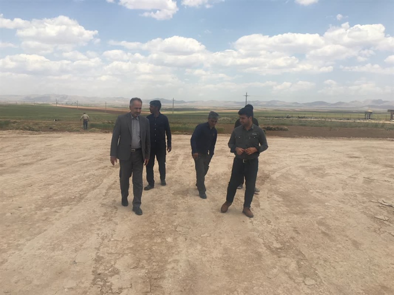 بازدید بخشدار مرکزی از چمن مصنوعی در حال احداث